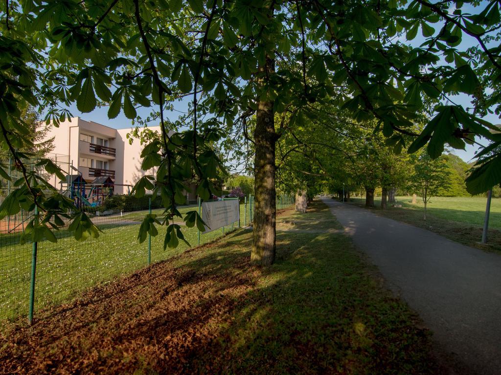 InterSport Hotel Stupava Buitenkant foto