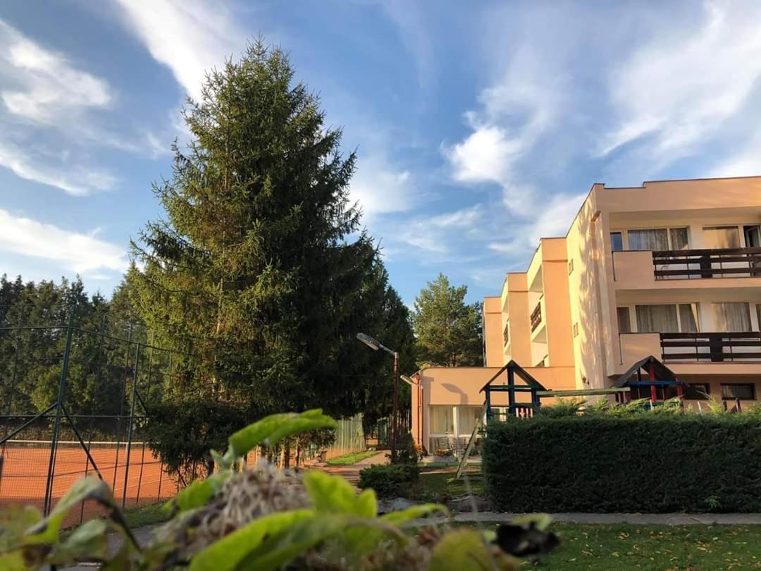 InterSport Hotel Stupava Buitenkant foto